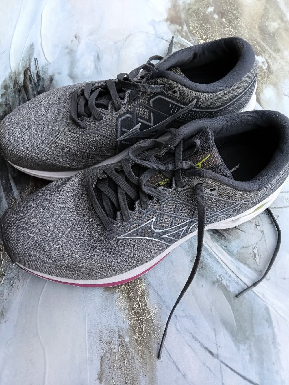 Women's wave inspire 18 sneakers.